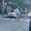 Непознат слезе от колата си, за да помогне на дама да пресече СНИМКА