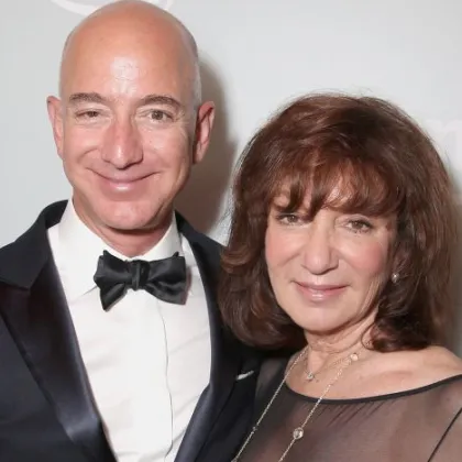 Основателят на Amazon Джеф Безос съобщи че майка му Джаклин