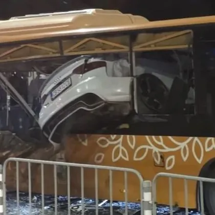 Летящият автомобил на 21 годишния Виктор минава на сантиметри от две