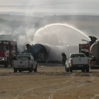 Влакова композиция с 33 вагона с дизелово гориво дерайлира край