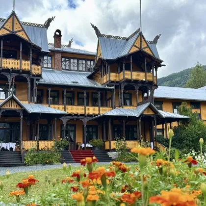 В западната част на езерото Бандък обграден от стръмни планински