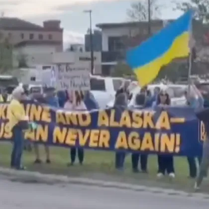 Няколкостотин души се събраха на проукраински протест в Анкъридж Аляска