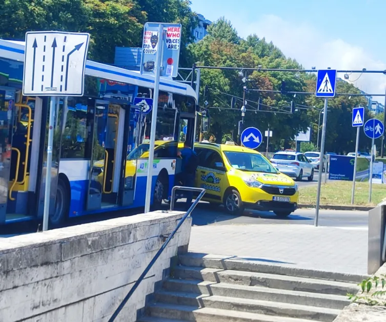 Автобус и кола се блъснаха във Варна СНИМКА