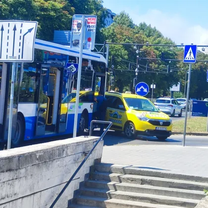 Такси и автобус се блъснаха във Варна Инцидентът е станал