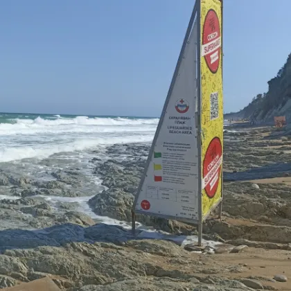 Плажът в Бяла осъмна променен след силното вълнение от последните