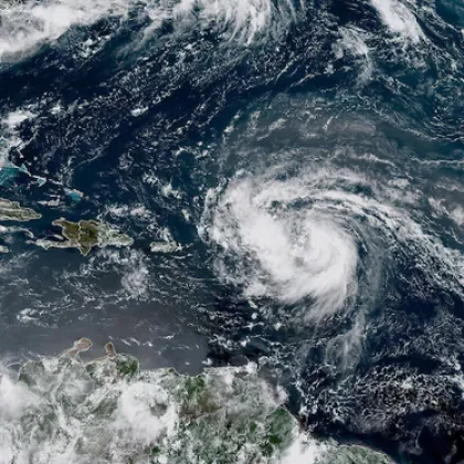 Сателитни изображения уловиха светкавици докато ураганът Ерин набира сила над