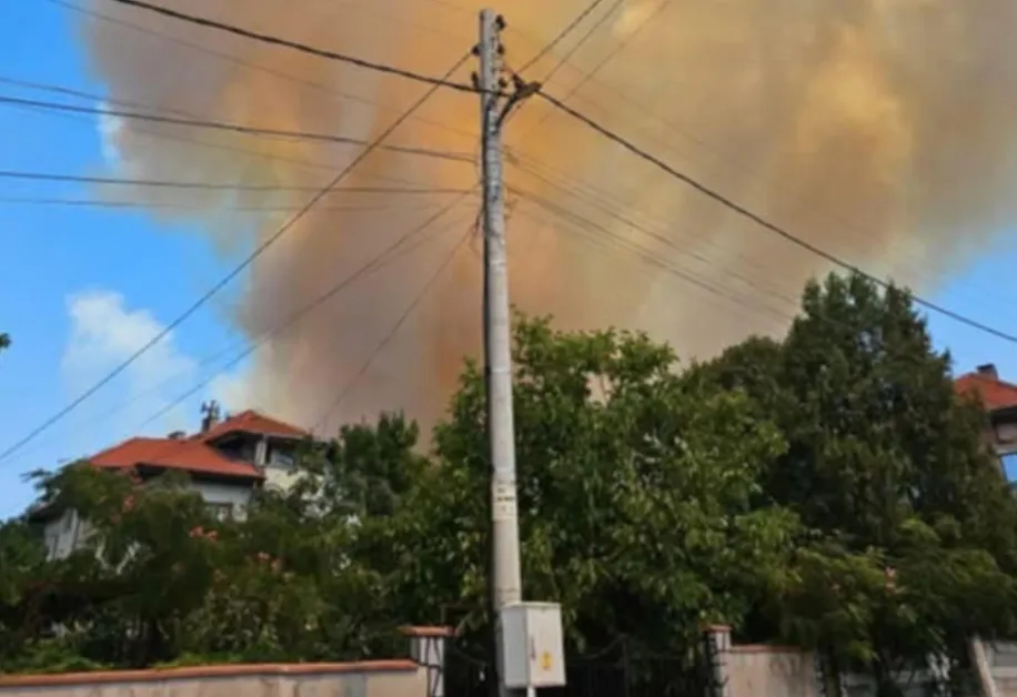 Пожар гори във вилната зона на Българово, засегнати са къщи