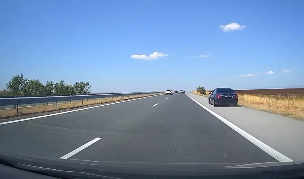 Безумно! Шофьор лети през аварийната на магистрала ВИДЕО