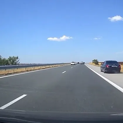 Безумно! Шофьор лети през аварийната на магистрала ВИДЕО