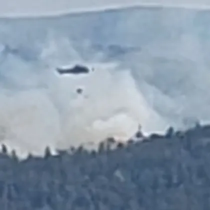 Хеликоптер се включва в гасенето на пожара около Дебелец заедно