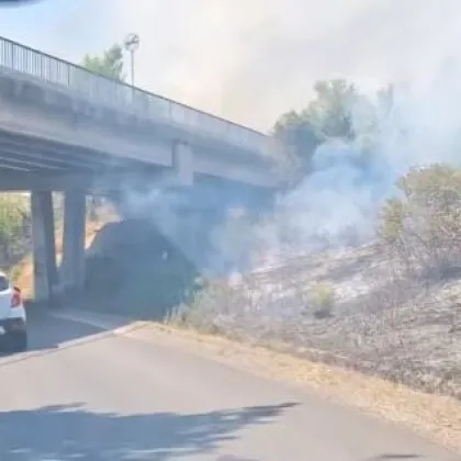 Неизправен тежкотоварен камион предизвика пожар на три места в район
