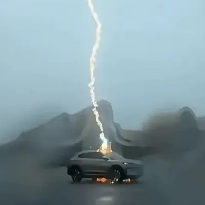 Шофьор в Тайван шофирал електрическата си кола когато внезапно колата