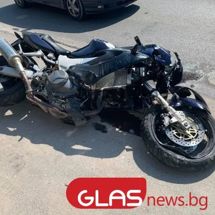 Неправоспособен с кола се вряза челно в моторист