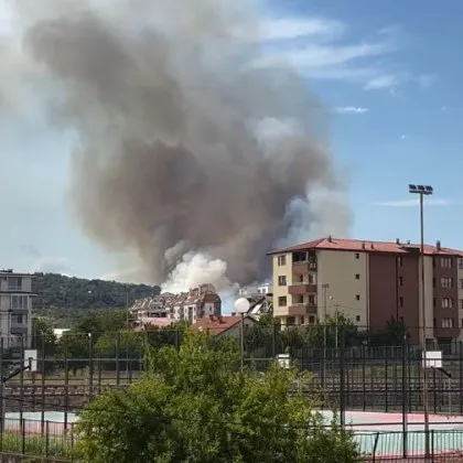 Огромен пожар избухна и край Стара Загора ВИДЕО
