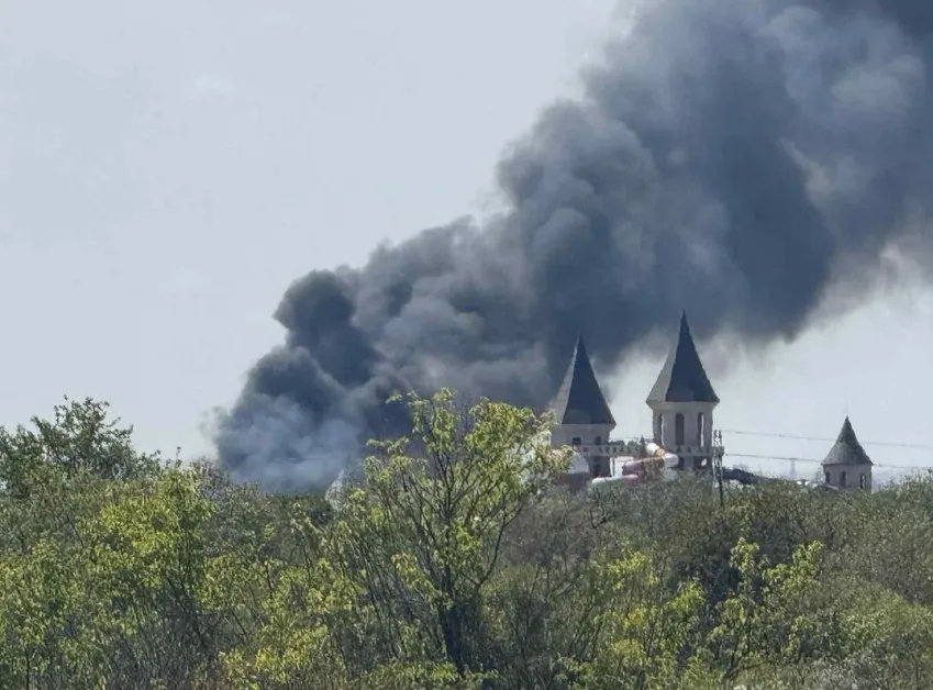 Огнеборци от 3 града борят огромния пожар в Бургаско СНИМКИ