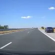 Безумно! Шофьор лети през аварийната на магистрала ВИДЕО