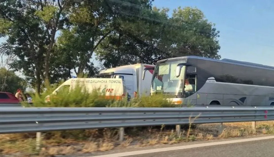 Тапата на АМ Тракия: Блъснали са се 4 камиона и кола, човек е в болница