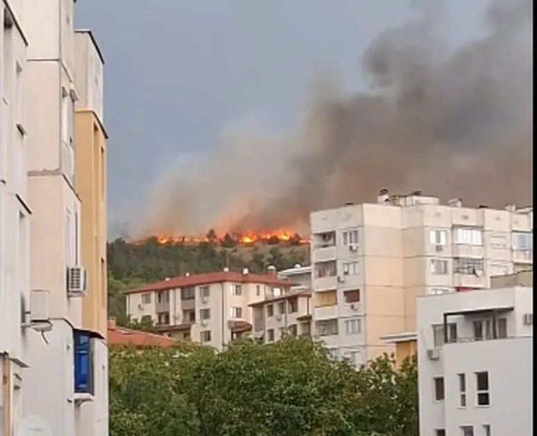 Мълния е подпалила „Три чучура" в Стара Загора, огънят овладян