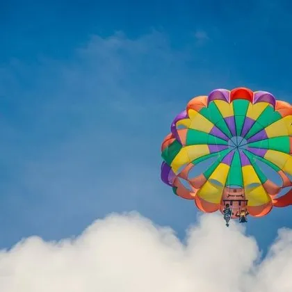 8 годишно дете загина след падане при полет с парашут теглен от