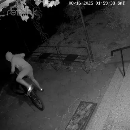 Двама откраднаха велосипед от вход в "Люлин" ВИДЕА