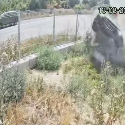 "Хонда" се заби във фургон във Варненско, оказа се избутана от "BMW" ВИДЕА