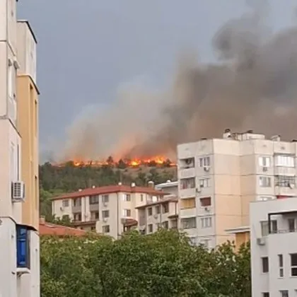 Мълния е подпалила „Три чучура" в Стара Загора, огънят овладян
