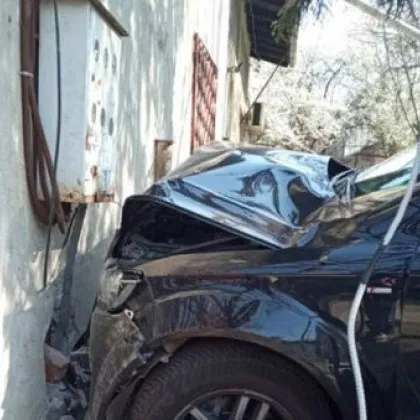 Мъртвопиян 19-годишен вряза колата си в оградата на къща в Перущица