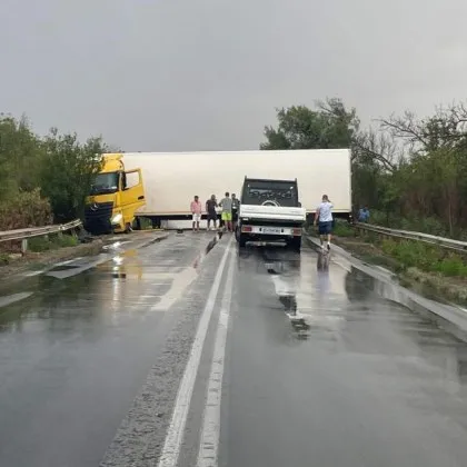 Нова катастрофа с тежкотоварен камион блокира пътя край Телиш Сцената