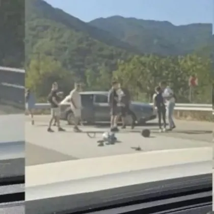 Трима души са ранени след като шофьор блъсна два мотоциклета