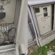 Деца дърпат шалтери на улични табла в Чирпан