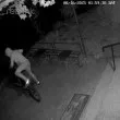 Двама откраднаха велосипед от вход в "Люлин" ВИДЕА