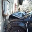 Мъртвопиян 19-годишен вряза колата си в оградата на къща в Перущица
