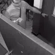 ВИДЕО на поведение на доставчик на пици взриви Мрежата: Колко бакшиш оставяте?
