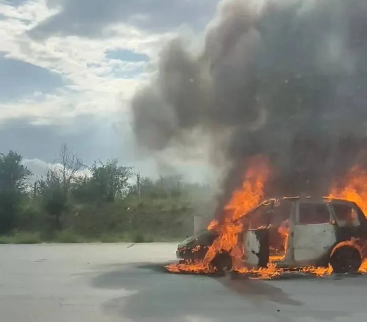 Кола избухна в пламъци на АМ "Струма" СНИМКИ