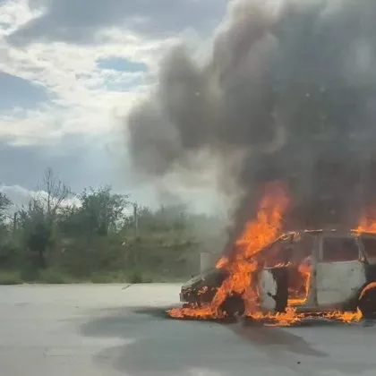 Лек автомобил се запали малко преди един от тунелите на
