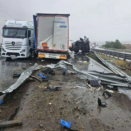 Километричен ужас се разигра преди минути на автомагистрала Хемус Малко след