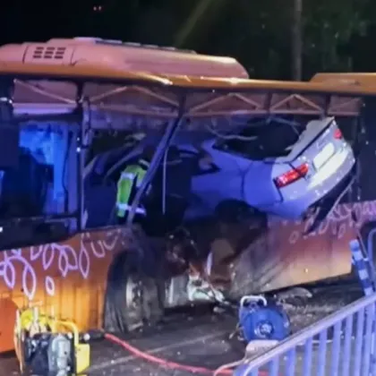 На командно дишане е шофьорът на автобуса, в който се вряза кола