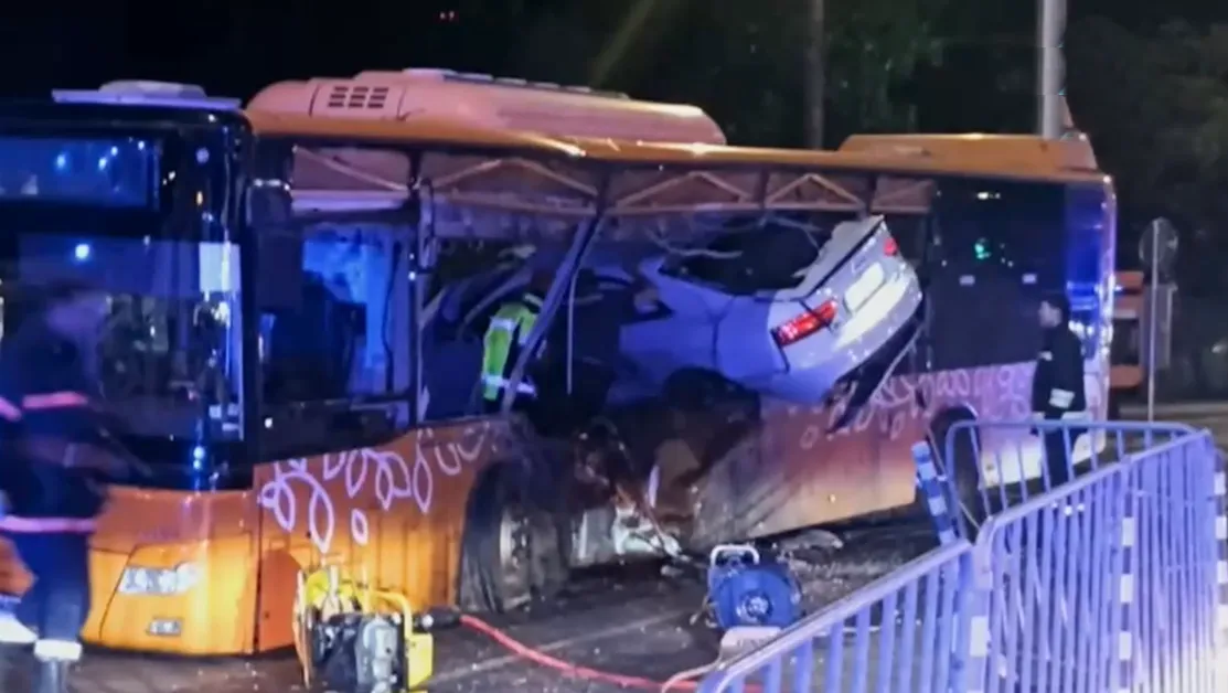 На командно дишане е шофьорът на автобуса, в който се вряза кола