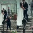 Фотографка падна във фонтан на сватба, но продължи да снима и смая всички ВИДЕО