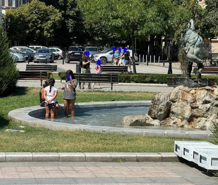 Деца и жена превърнаха фонтан в басейн СНИМКА