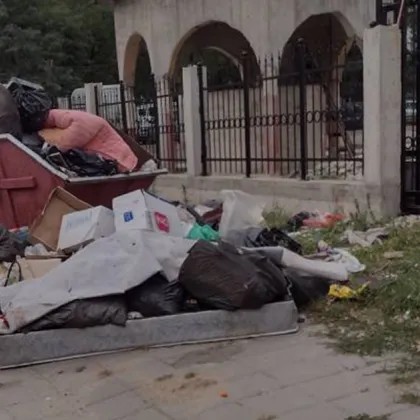 Голяма купчина отпадъци се е натрупала около контейнер за смет