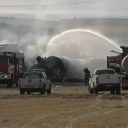 Мародери с каруца задигнаха товара от запалилите се цистерни край