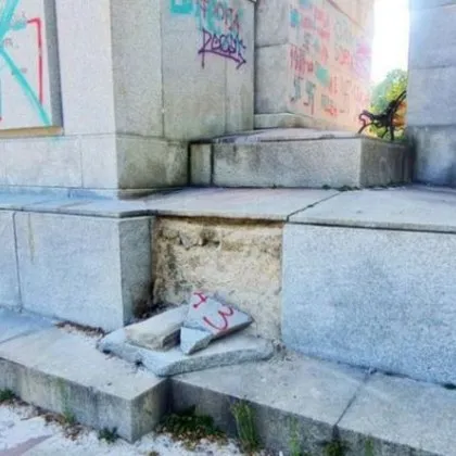 Монументът Братска могила в столичната Борисова градина отново е осквернен