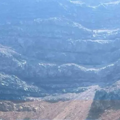 Ужасяващ облак прах покри Санторини в неделя когато участък от