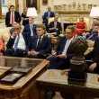 Щедро, но безвкусно: стана известно какво е подарил Тръмп на лидерите на ЕС