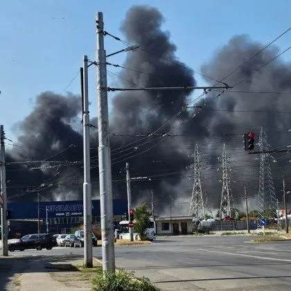 Голям пожар е избухнал този следобед в София алармират граждани Стихията