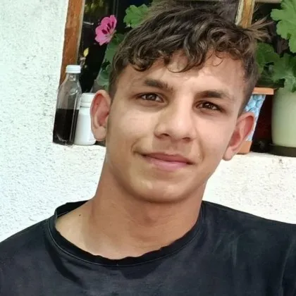 Полицията във Варна издирва 16 годишния Георги Диянов Чомаков Той е в