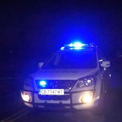 Кола горя на паркинг пред блок