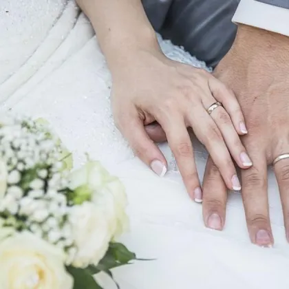 Десетки хора от различни възрасти присъствали на сватба в Сливенско