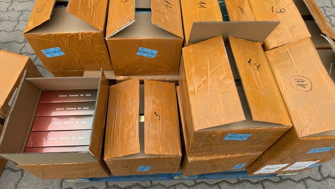 Митничари задържаха голямо количество нелегални вейпове в София